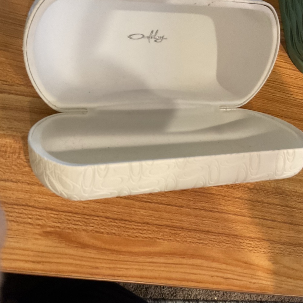 Oakley White Embossed Sunglasses Case - Picture 2 of 3